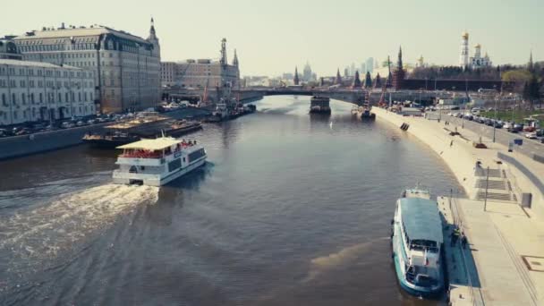 Barco de recreio flutua no rio Moscou passado navios industriais — Vídeo de Stock