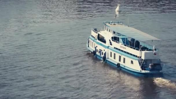 La barca del piacere galleggia sul fiume Mosca oltre la boa bianca — Video Stock