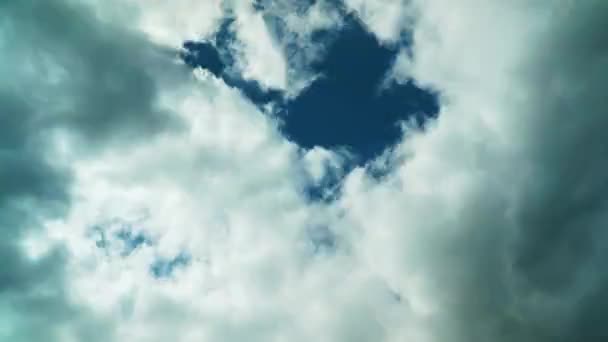 Cumulus nuages se déplacent très rapidement à travers le ciel — Video