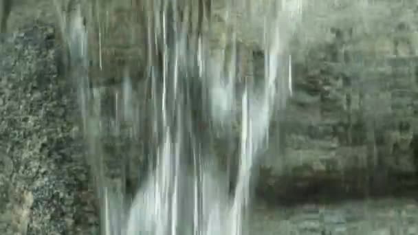 Stěna vody se rozostří proti žulové stěně — Stock video