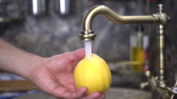 La gente lava il limone sotto il rubinetto con acqua — Video Stock
