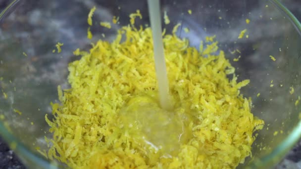 In a bowl with grated lemon zest pour lemon juice — Stock Video