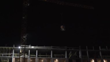 Gece inşaat vinç beton karıştırıcı ağırlığını tutar ve döner