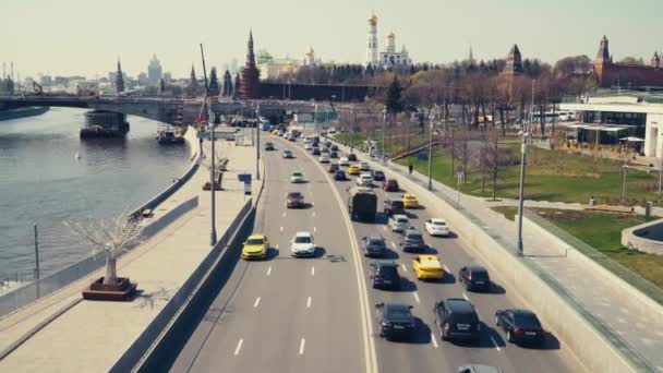 Voitures flux dense de nourriture sur le remblai de la rivière Moscou un jour d'été — Video