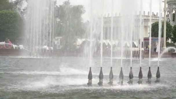 Potężne strumienie wody w fontannie miasta na tle chodzenia ludzi — Wideo stockowe