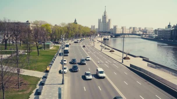 Панорама набережной Москвы-реки, на которой ездят автомобили — стоковое видео