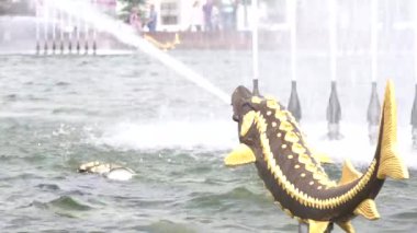 Altın yüzgeçleri ile balık şeklinde Çeşme