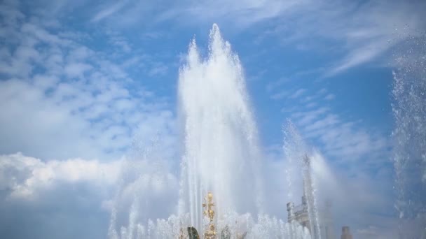 Potężne dysze fontanny w zwolnionym tempie w stosunku do błękitnego nieba — Wideo stockowe