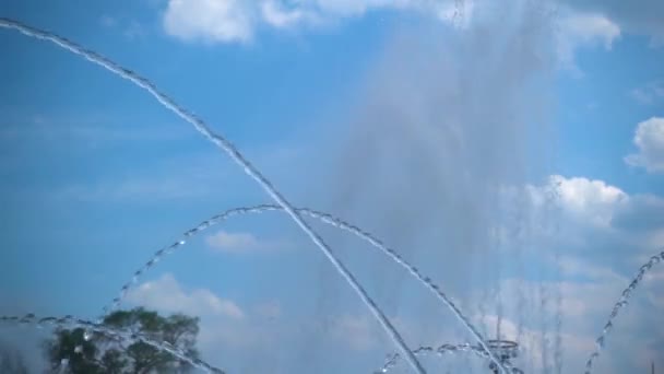 Slow-Motion schieten van dunne jets van de fontein tegen de hemel — Stockvideo