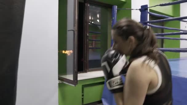 Girl boxer strikes his hands on the Boxing bag — Stock Video