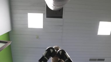 Kız boksör bir Boks çantası grev, kamera alt açıdan vuruyor