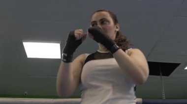 Halka kız savaşçı darbeler bir dizi fırsatlar ve dodge yapar