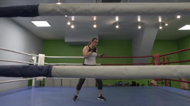 Ragazza combattente sul ring soddisfa pugni e calci — Video Stock