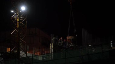 Bir gece şantiyeinşaat üreticileri beton karıştırıcı yakınında. Moskova, Temmuz 2019