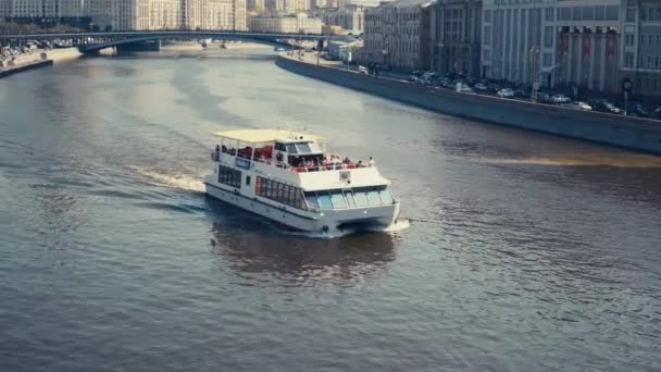 Bateau Plaisance Flottant Sur Rivière Moscou Entre Les Remblais Pierre — Video