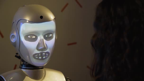 Robot Humanoide Habla Con Chica Sonríe Moscú Julio 2019 — Vídeos de Stock