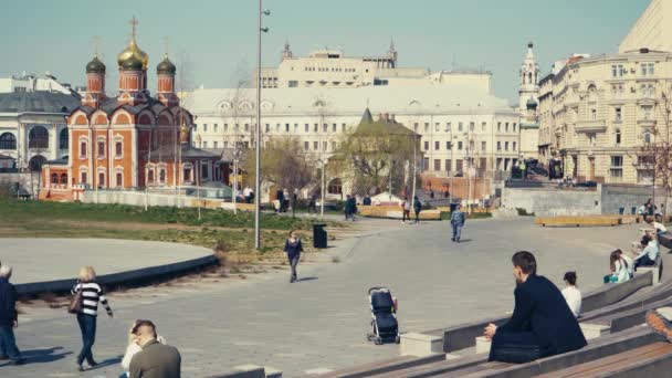 Pessoas Sentam Bancos Praça Cidade Templo Verão Dia Moscou Junho — Vídeo de Stock