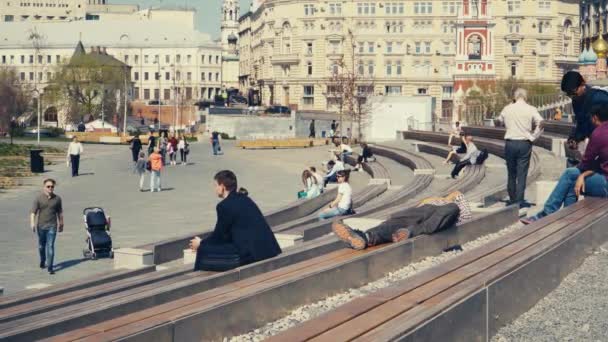 Gente Siede Sulle Panchine Nella Piazza Della Città Giorno Estate — Video Stock