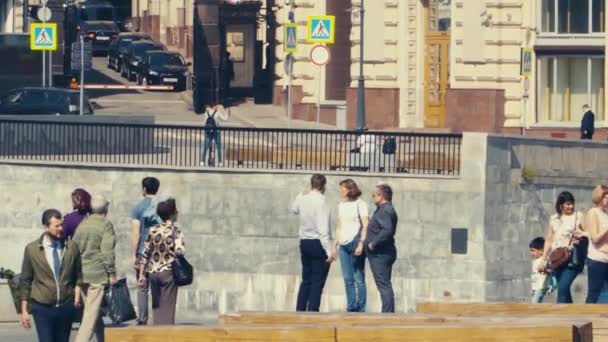 Människor Staden Bakgrunden Avenyn Indikerar Riktningen Med Sina Händer Moskva — Stockvideo