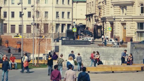 Emberek Város Séta Téren Padokkal Háttérben Avenue Moszkva Június 2019 — Stock videók