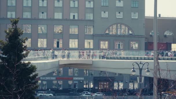 Gente Cammina Sul Ponte Sul Ponte Osservazione Mosca Luglio 2019 — Video Stock