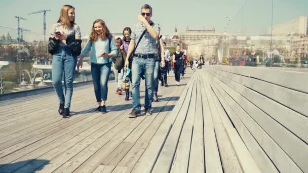 Mensen Lopen Brug Bewegen Naar Camera Moskou Juli 2019 — Stockvideo