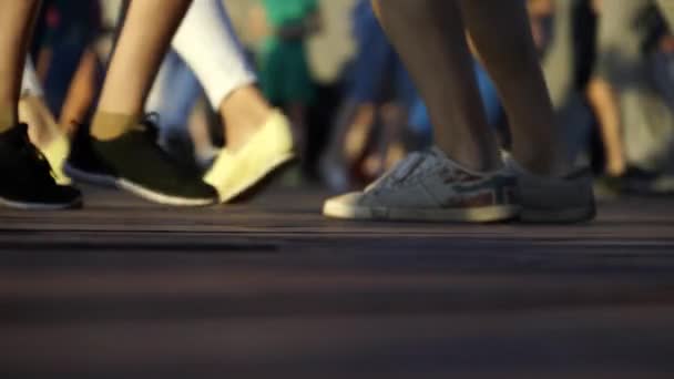 En la pista de baile de la calle primer plano piernas de la gente bailando — Vídeo de stock