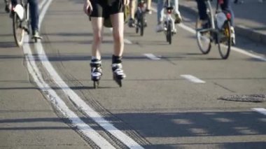 Yolda silindirlere binen kız.