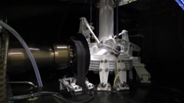 Kemer tahrikli vidalı helikopter motorunun bir parçası