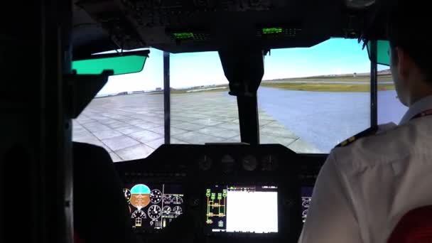 Pilotos de helicóptero entrenan en un helicóptero simulador de computadora — Vídeo de stock
