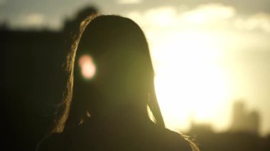 Çerçeve içinde güneşin parıltısı ile gün batımına karşı dans kız