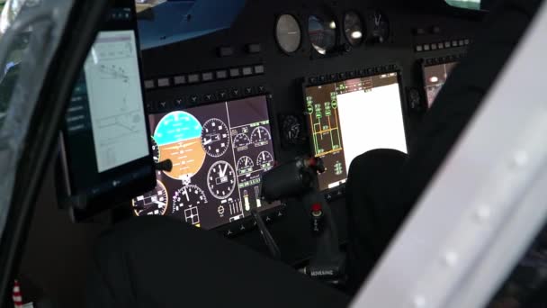 Simulatore elicottero pannello strumenti con leva di comando — Video Stock
