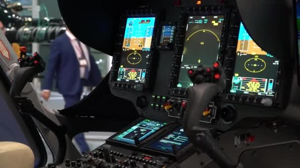 Демонстрация приборной панели вертолета с двумя рычагами управления — стоковое видео