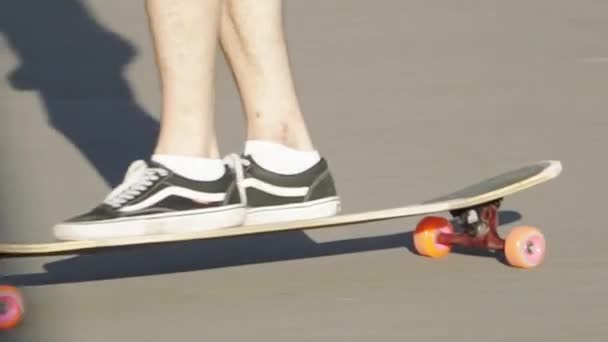 Muž se otáčí na skateboard v oblouku a obrací se — Stock video