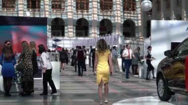 İş adamları işlerine devam ederler ve iletişim kurarlar. Moskova, Temmuz 2019