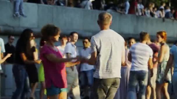 Άνθρωποι Χορεύουν Στην Πίστα Μια Ηλιόλουστη Μέρα Μόσχα Ιούλιος 2019 — Αρχείο Βίντεο