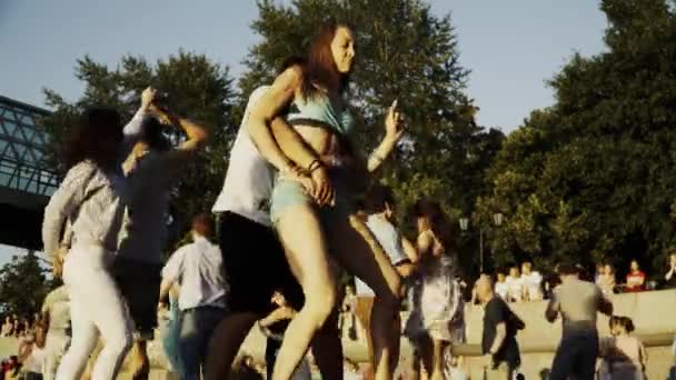 Gente Bailando Pista Baile Calle Día Soleado Bailes Latinos Moscú — Vídeo de stock