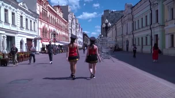 Две Девушки Красной Форме Идут Улице Замедленной Съемке Москва Июль — стоковое видео