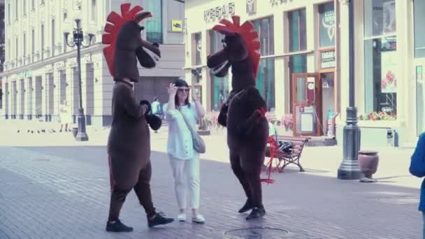 Kvinna Fotograferad Med Två Personer Häst Dräkter Kysser Hennes Händer — Stockvideo