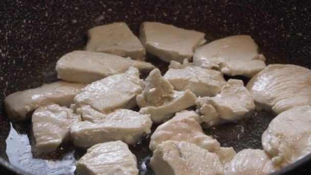 肉在煎锅里煎，你可以看到葵花籽油是如何沸腾的 — 图库视频影像