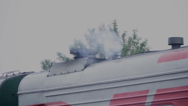 Из дымохода вагона идет дым. — стоковое видео