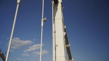 Kamera, köprünün çerçevesine hızlı bir darbe vuruyor.