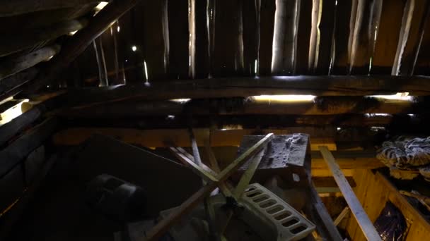 Panorama horizontal del ático en la antigua casa de pueblo . — Vídeo de stock