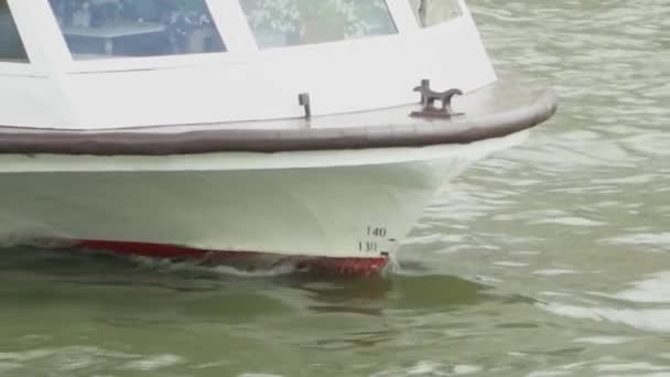 O barco navega através da água, close-up mostra a frente do barco — Vídeo de Stock