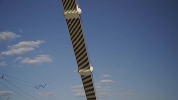 La cámara balanceándose hace un rápido impacto en el marco del puente — Vídeo de stock