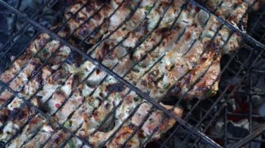 Et ızgarada kızartılıyor. Mangal dumanının kömüründe.