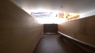 Adam çekmeceden bir kaşık çıkardı.