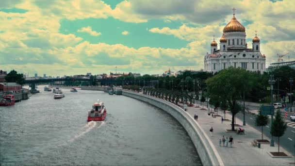 Embankment of the river in Moscow, sailing ships and boats near the temple — Stock Video