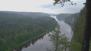 Bulutlu havada nehir vadisinin manzarası