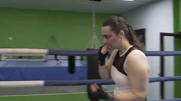 Fille court autour de l'anneau dans un cercle et les mains de boxe — Video